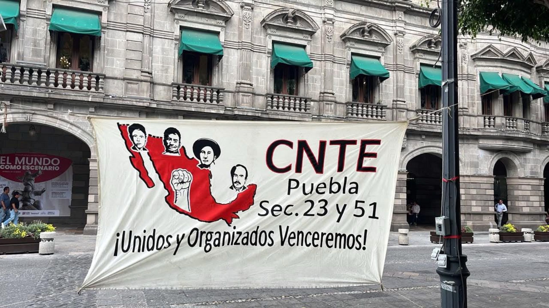 Agremiados de la CNTE Puebla se unen a la manifestación nacional
